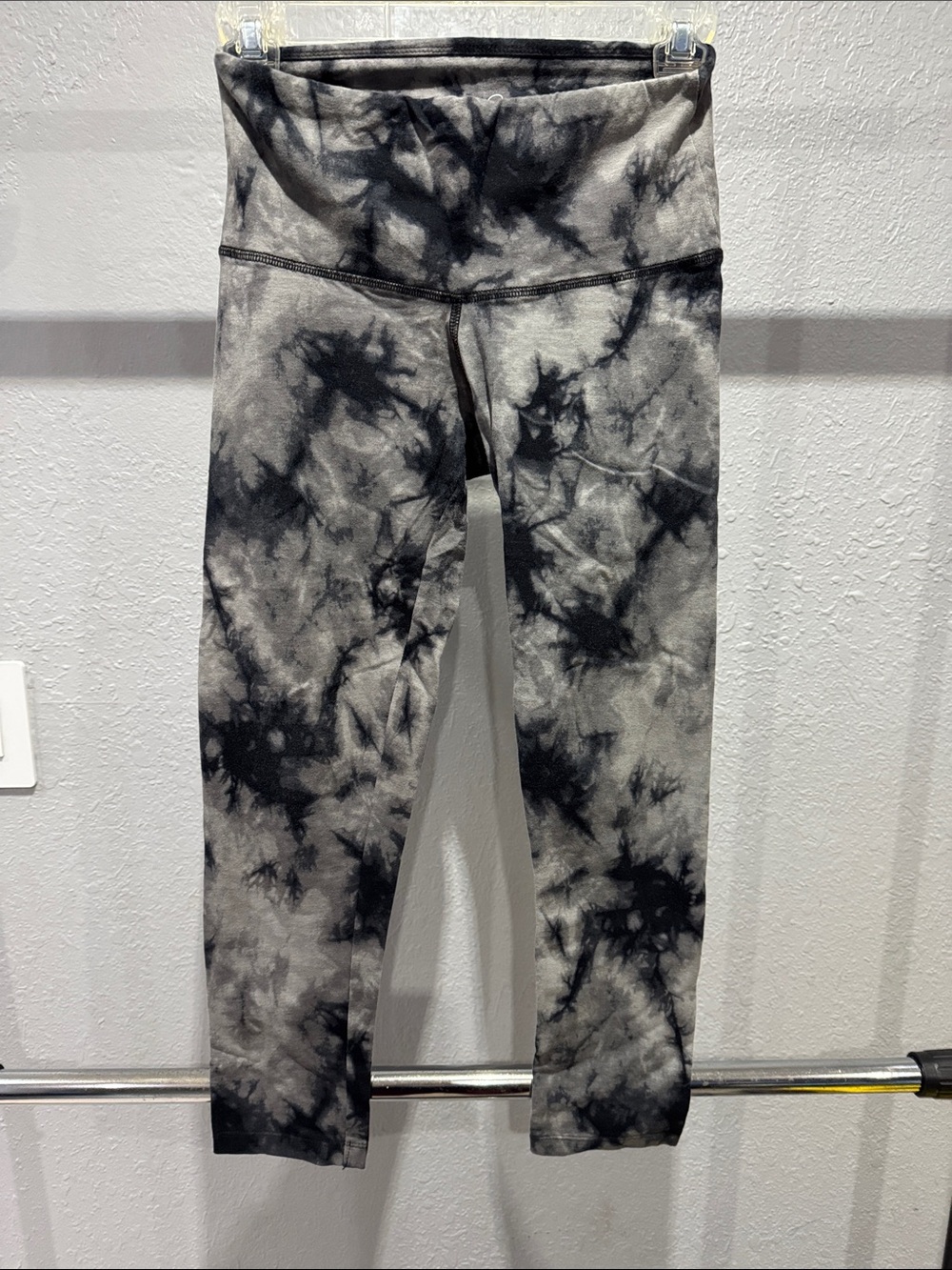 French Laundry Black & Gray Tie-Dye Leggings